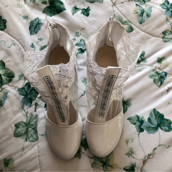 Vintage style white mesh floral print boot heels (3 in.) - Picture 3 of 9